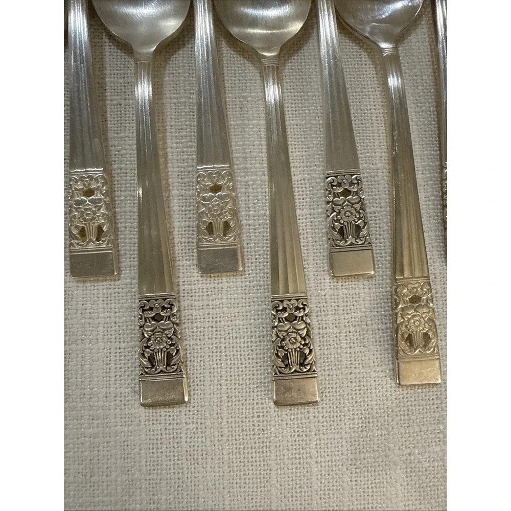 17 Oneida‎ Community CORONATION Dessert Oval Spoons Silverplate 7 3/8